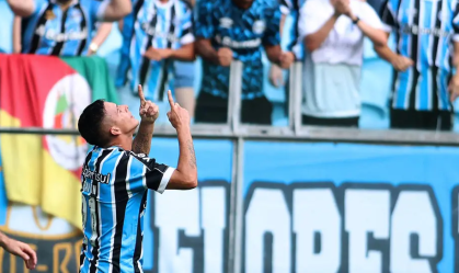 Pavón fez um dos gols da vitória do Grêmio contra o Santa Cruz