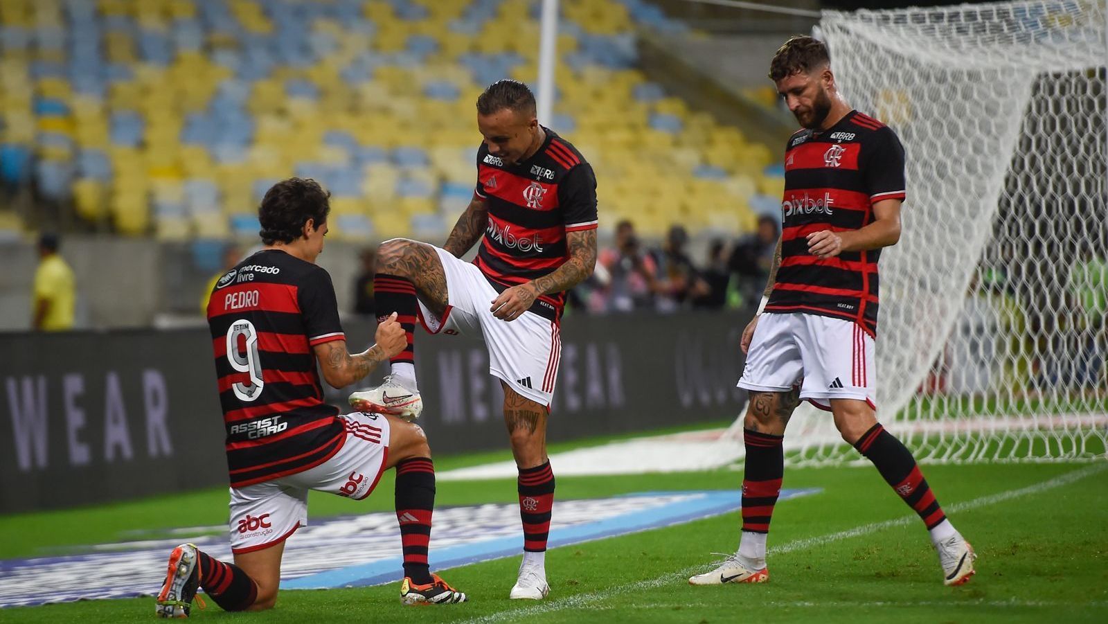 Pedro e Cebolinha comemoram gol na vitória do Flamengo sobre o Boavista pelo Carioca