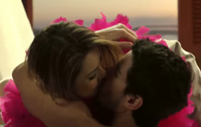 Sandy beijou Pedro Neschiling na série "As Brasileiras" / Reprodução/Youtube