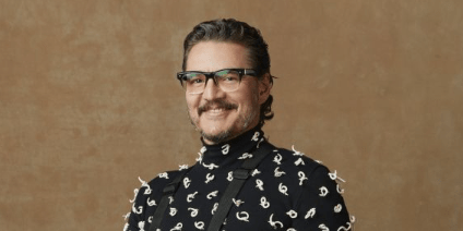 Pedro Pascal compareceu ao Globo de Ouro 2024 com o braço quebrado / Dan Doperalski/Golden Globes 2024 via Getty Images