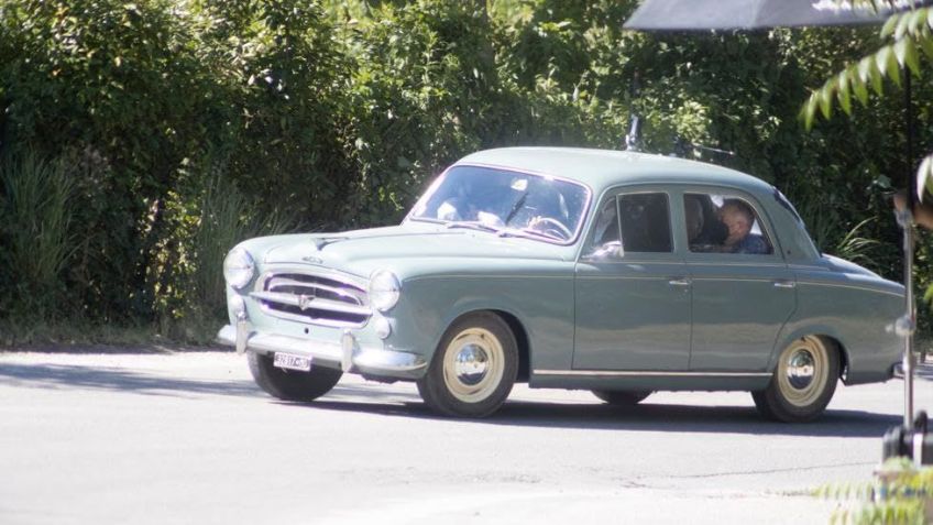 Peugeot 403 não é réplica e funciona como carro de Enzo Ferrari no filme / Divulgação/Neon/STX