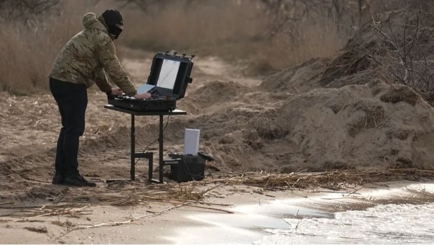 Pilotos de drones ucranianos lançaram seis drones contra o navio de guerra russo, fazendo-o afundar. / Peter Rudden/CNN