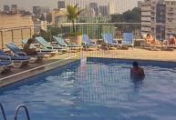 Homem entra em hotel de luxo para usar piscina e acaba detido no Rio