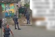 Policiais militares reviram lixo e quebram câmera de segurança no Guarujá