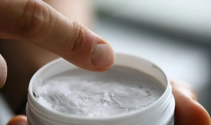 Escolha de pomadas para cabelos deve seguir lista da Anvisa, alerta médica