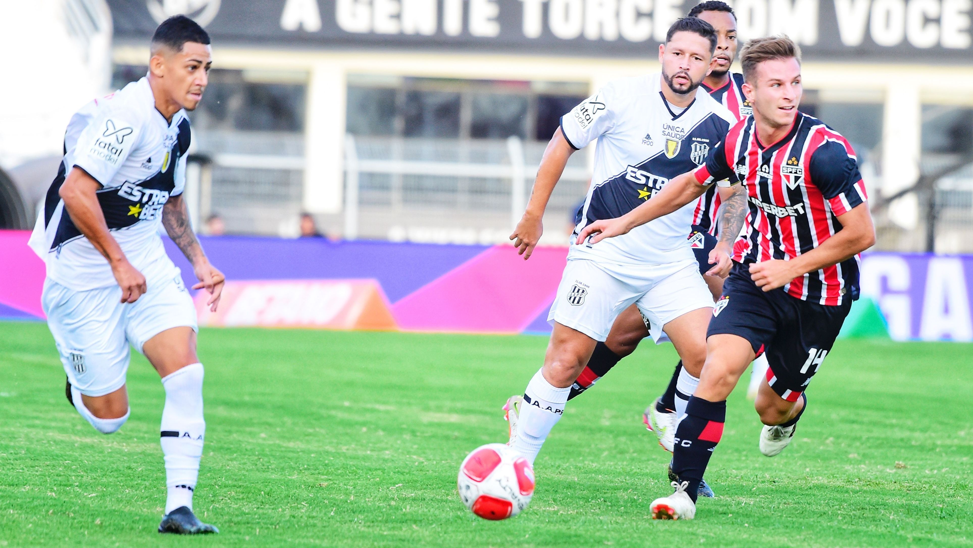 Registro de Ponte Preta 2 x 0 São Paulo