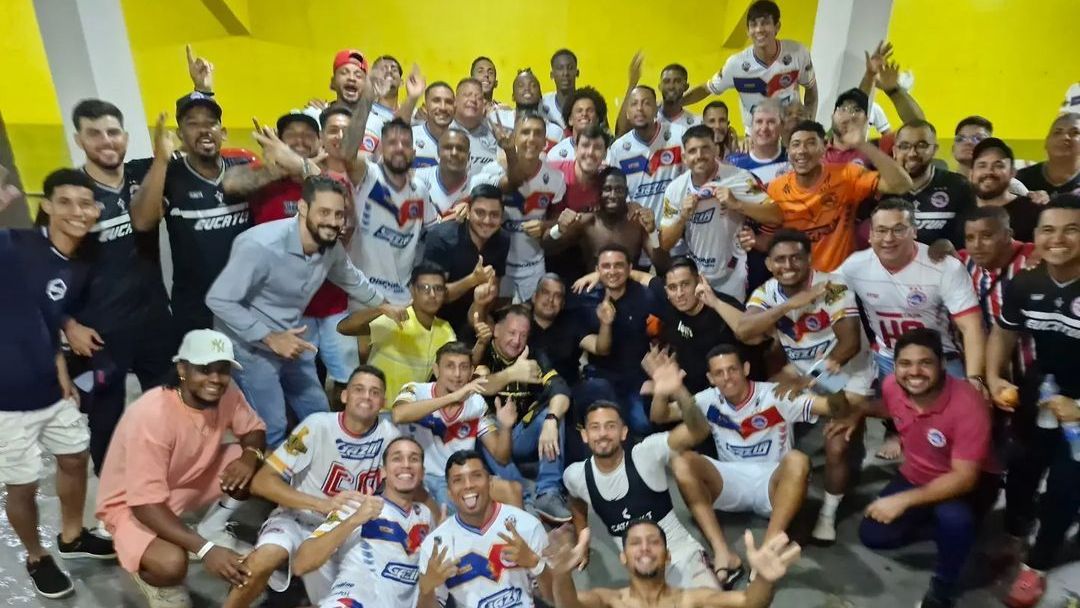Elenco do Porto Velho comemora classificação no vestiário