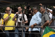 Barrado pela PF em aeroporto, português participa de ato pró-Bolsonaro e sobe em trio elétrico