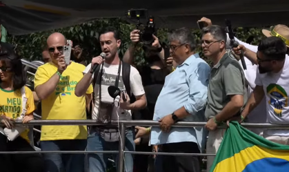 portuguesBarrado pela PF em aeroporto, português participa de ato pró-Bolsonaro e sobe em trio elétrico