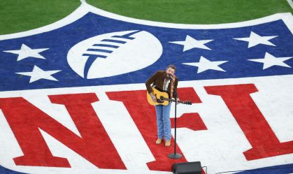 O rapper e cantor americano Post Malone se apresenta antes do Super Bowl LVIII entre o San Francisco 49ers e o Kansas City Chiefs no Allegiant Stadium em 11 de fevereiro de 2024 em Las Vegas, Nevada.