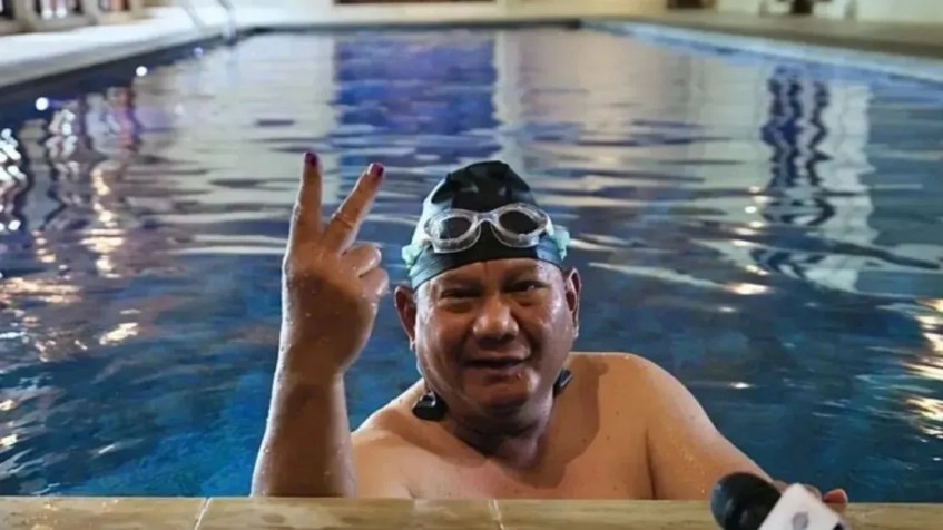 Prabowo Subianto, de 72 anos, deu entrevista coletiva à beira da piscina após eleições presidenciais na Indonésia / Partai Probawo-Gibran