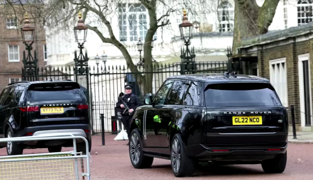 Comboio do príncipe Harry chega à Clarence House, em Londres, para encontrar o rei Charles III / Reuters