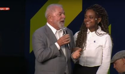 "Afrodescendente assim gosta de um batuque de tambor'" diz Lula à jovem negra; oposição reage