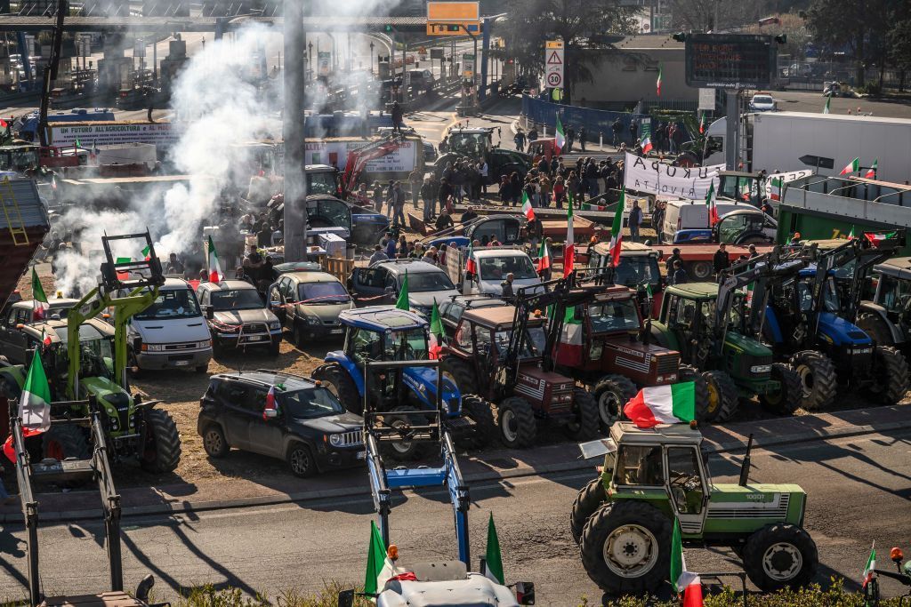 Agricultores com seus tratores reúnem-se perto de rodovia para protestar contra as políticas agrícolas da UE, em 3 de fevereiro de 2024 em Orte, Itália