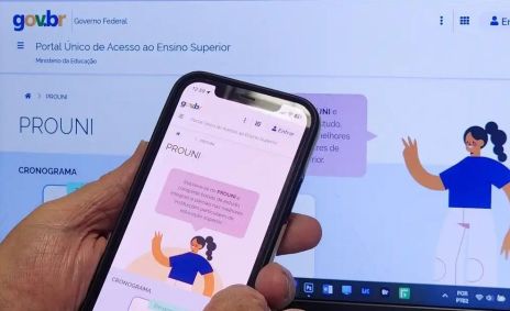 Celular mostra página do ProUni na Internet