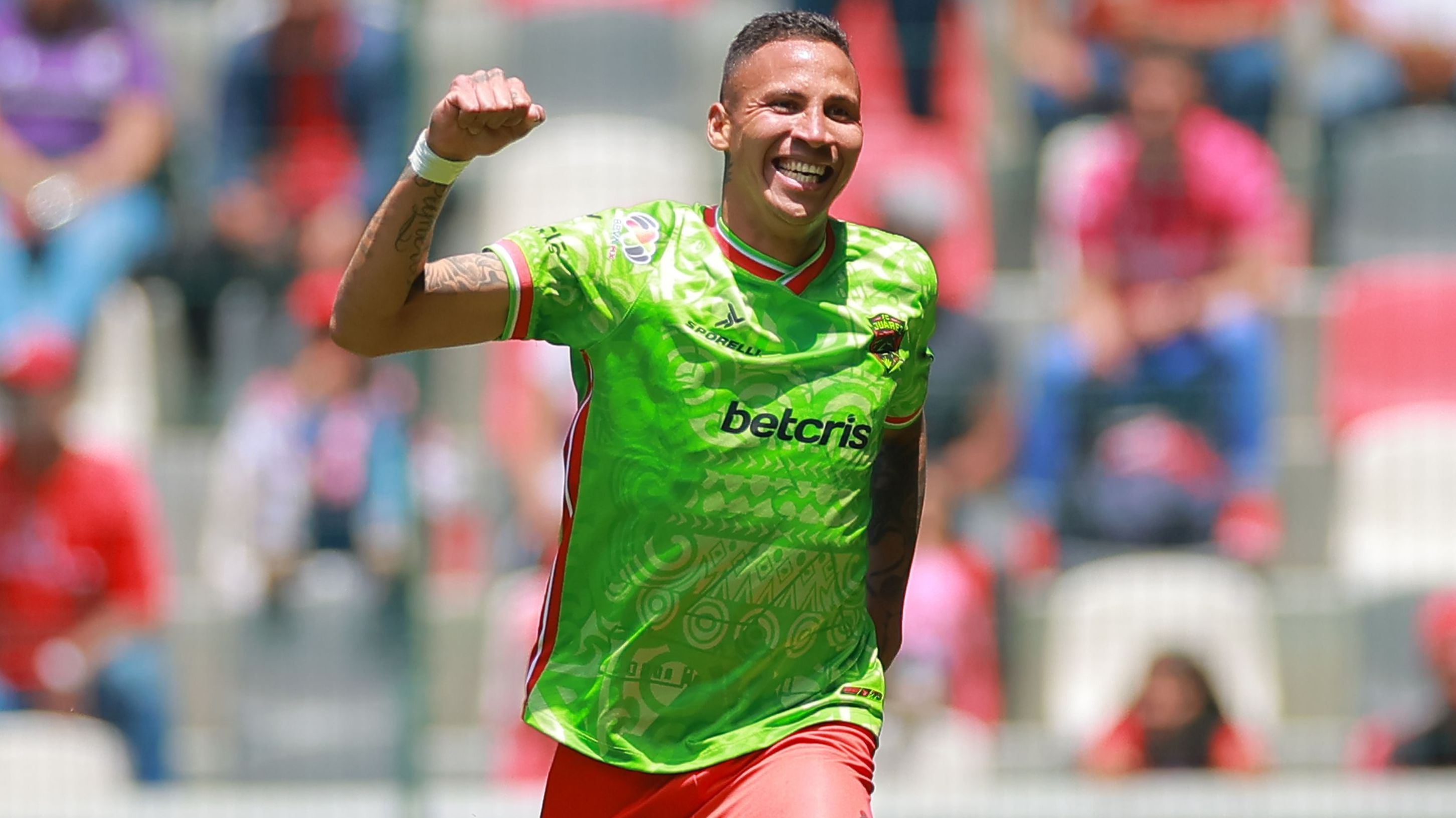 Diego Puma Chávez em ação pelo Juárez, ao marcar um gol contra o Toluca pelo Campeonato Mexicano