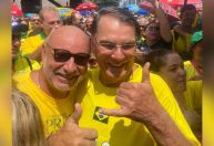Ex-assessor da família Bolsonaro, Queiroz foi à Paulista e posou com sósia do ex-presidente