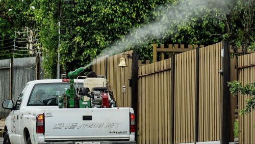 Carro do fumacê contra a dengue