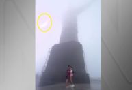 Raio atinge Cristo Redentor enquanto casal de turistas se beijava