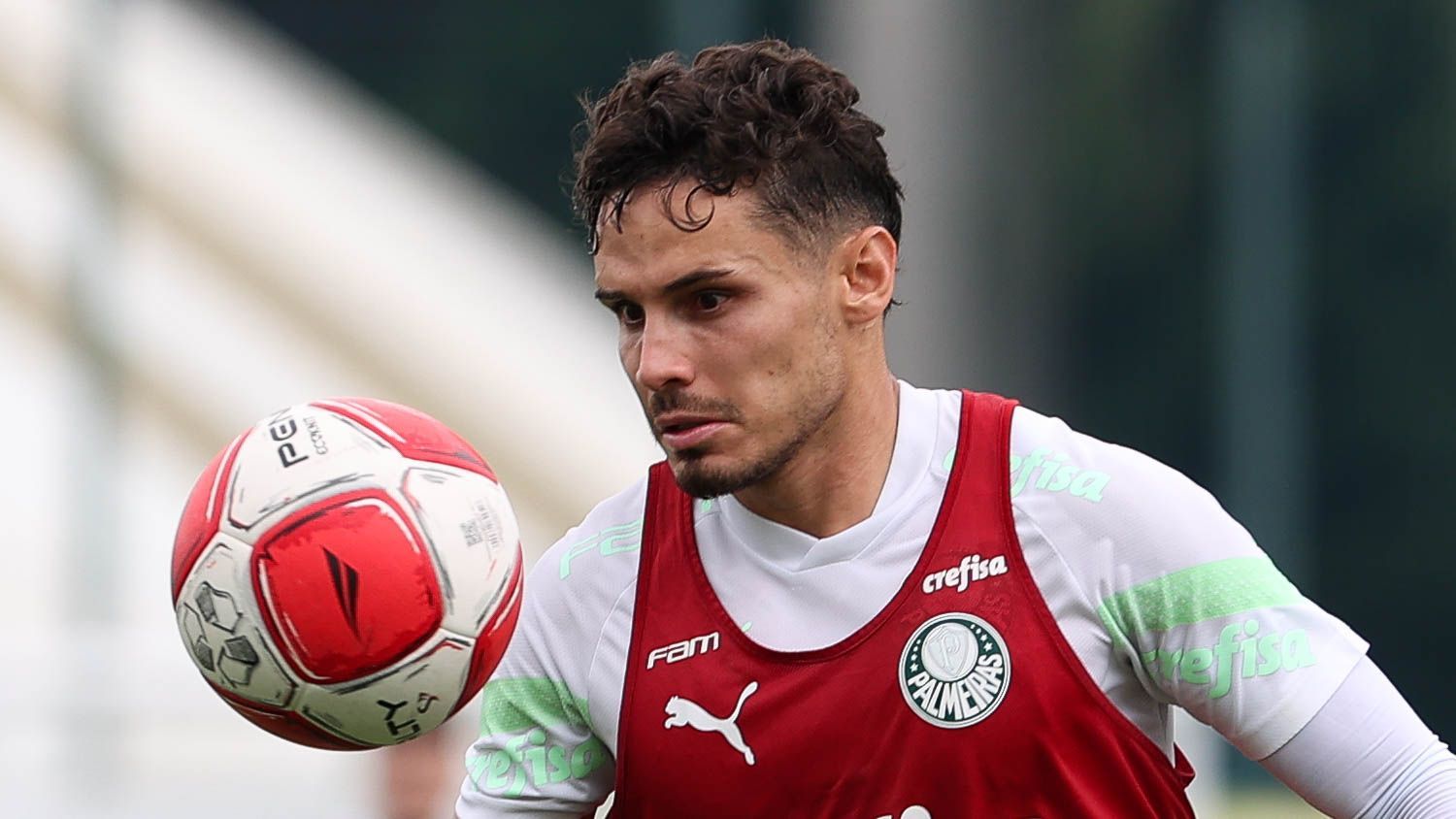 Raphael Veiga em treino pelo Palmeiras