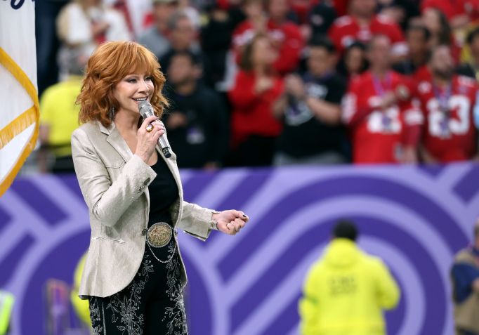 Reba McEntire se apresenta durante o pré-jogo do Super Bowl LVIII no Allegiant Stadium em 11 de fevereiro de 2024 em Las Vegas, Nevada. / Kevin Mazur/Getty Images para Roc Nation