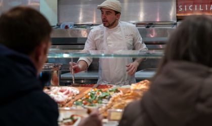 Um homem faz pizza em restaurante no Chelsea Market, em Manhattan, em 2 de fevereiro de 2024, na cidade de Nova York