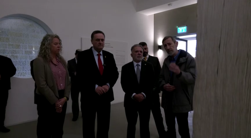 Chanceler israelense Israel Katz e o embaixador brasileiro em Israel, Frederico Meyer, em encontro no Museu do Holocausto, em Jerusalém. / Reuters