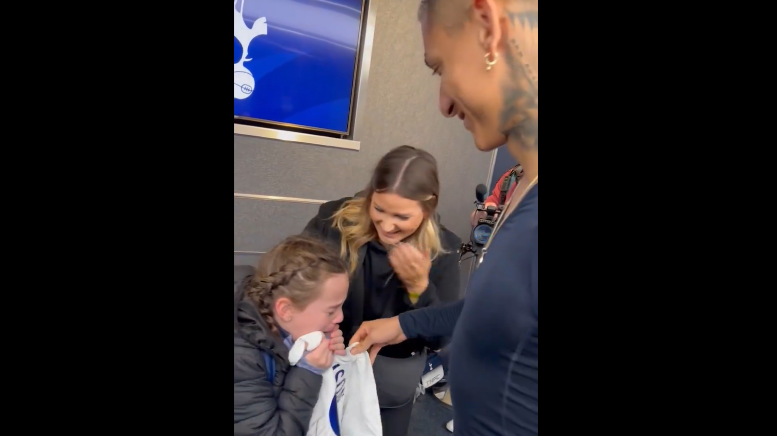 Richarlison entrega camisa do Tottenham autografada a pequena torcedora