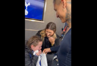 Vídeo: Richarlison emociona torcedora jovem do Tottenham com presente