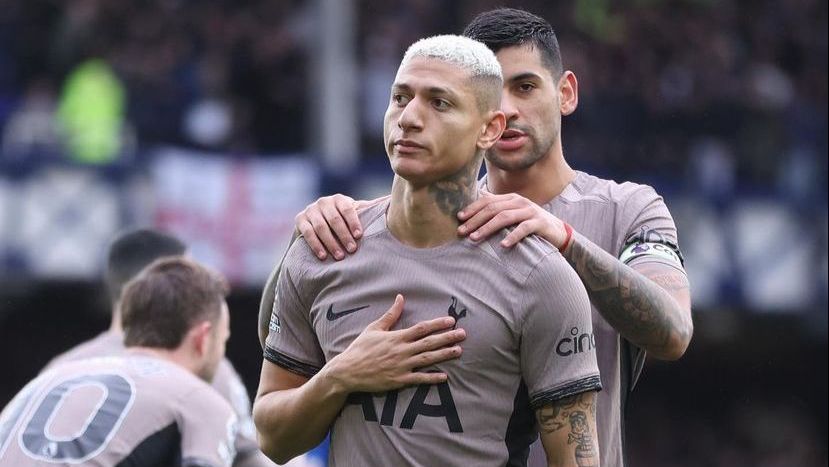 Richarlison marcou dois gols contra o Everton