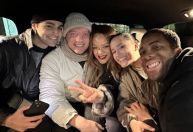 Ícone acessível! Rihanna tira fotos com fãs dentro de seu carro; veja
