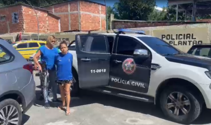 RJ: Polícia prende mulher por atear fogo no marido e impedir que ele buscasse socorro