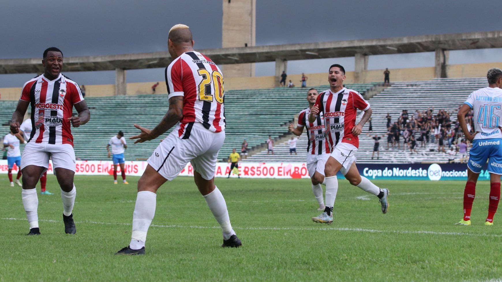 Jogadores do River-PI comemoram a vitória sobre o Bahia