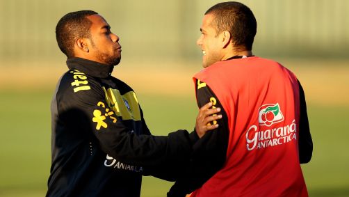 Robinho e Daniel Alves em treino da Seleção para a Copa do Mundo de 2010