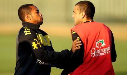 Robinho e Daniel Alves em treino da Seleção para a Copa do Mundo de 2010