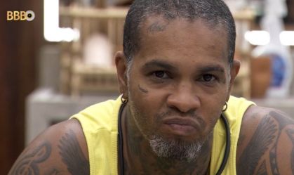 BBB 24: Rodriguinho ameaça Davi após ganhar bolo de aniversário