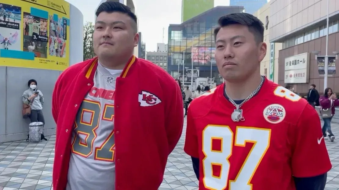 Roke e Hiro contaram que já eram fãs da NFL e passaram a acompanhar Taylor Swift por causa do namorado dela / Saki Toi/CNN
