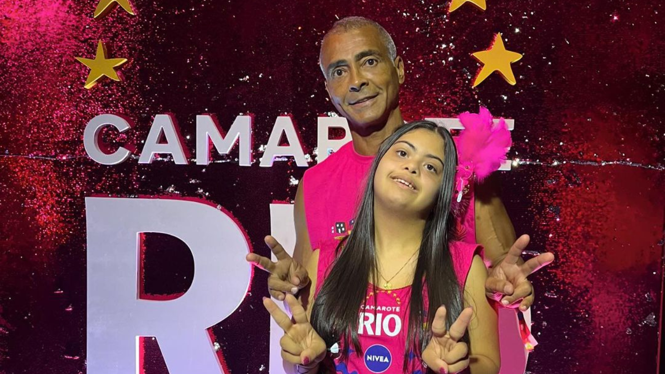 Romário e sua filha Ivy curtiram a noite de Carnaval nesta sexta (09)