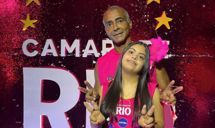 Romário e sua filha Ivy curtiram a noite de Carnaval nesta sexta (09)
