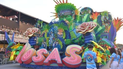 Rosas de Ouro foi a sétima escola a desfilar na sexta (9) em SP