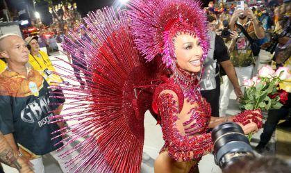 Sabrina Sato desfila em dois estados diferentes para Desfile das Campeãs