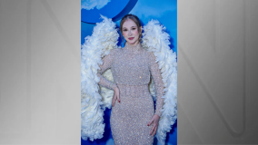 Sammy Sampaio optou por um look angelical, com um vestido brilhante e asas de anjo