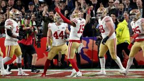 Jogadores do San Francisco 49ers comemoram ponto no Super Bowl LVIII