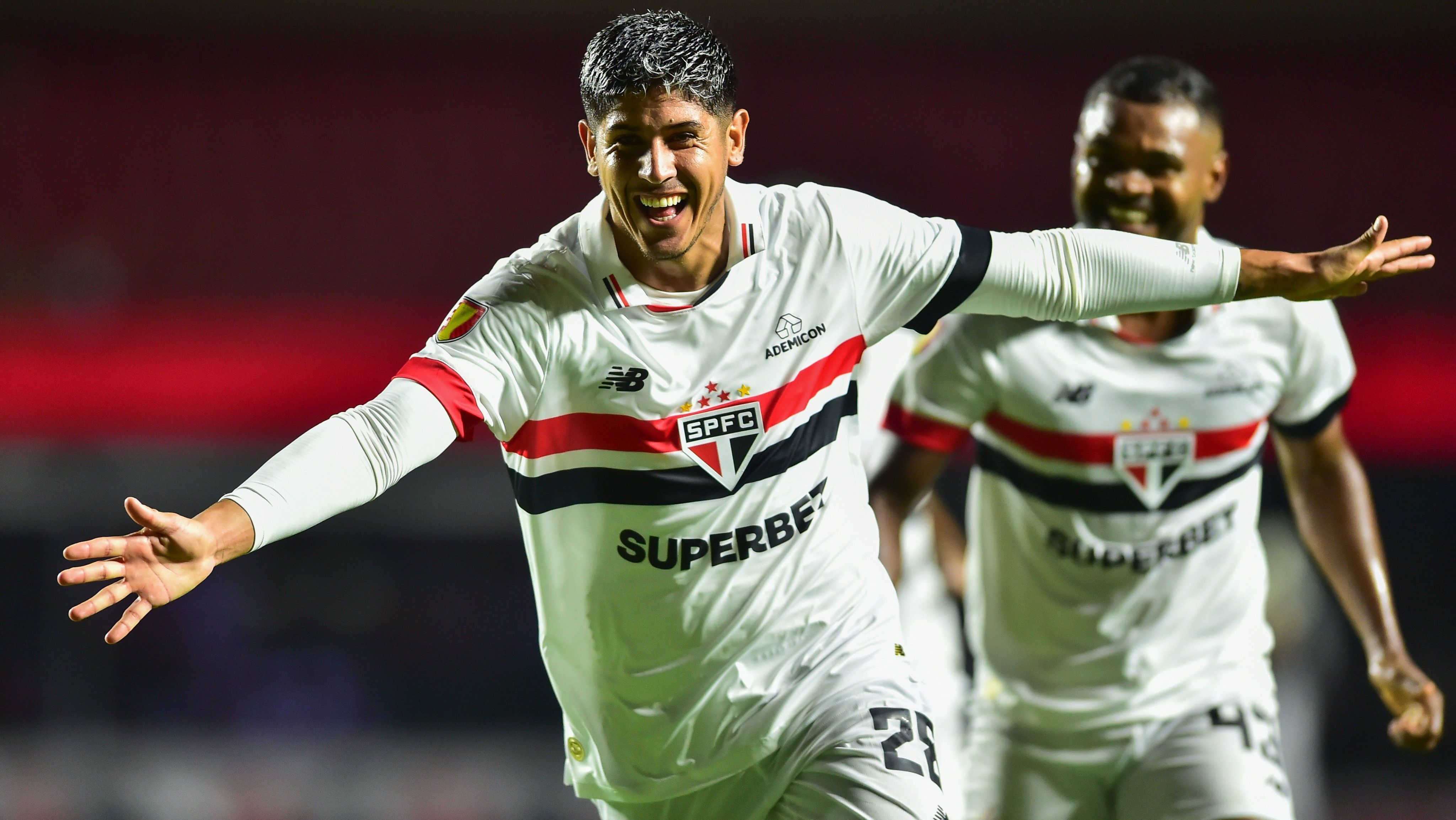 Alan Franco comemora o terceiro e último gol do São Paulo sobre o Água Santa