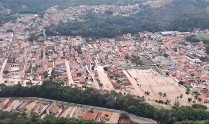 São Luiz do Paraitinga (SP) tem ruas inundadas após chuvas; veja imagens