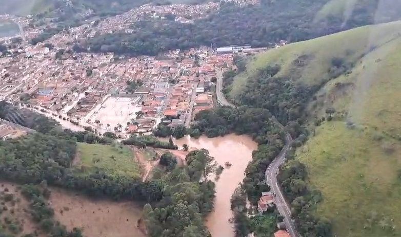 Cheia de rio deixa 50 residências interditadas em São Luiz do Paraitinga / Divulgação/Defesa Civil