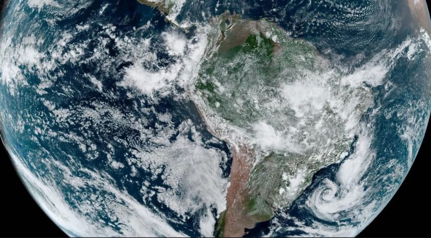 Imagens de satélie mostram o ciclone Akará, que ruma para o Sul do Brasil / NOAA/Nasa