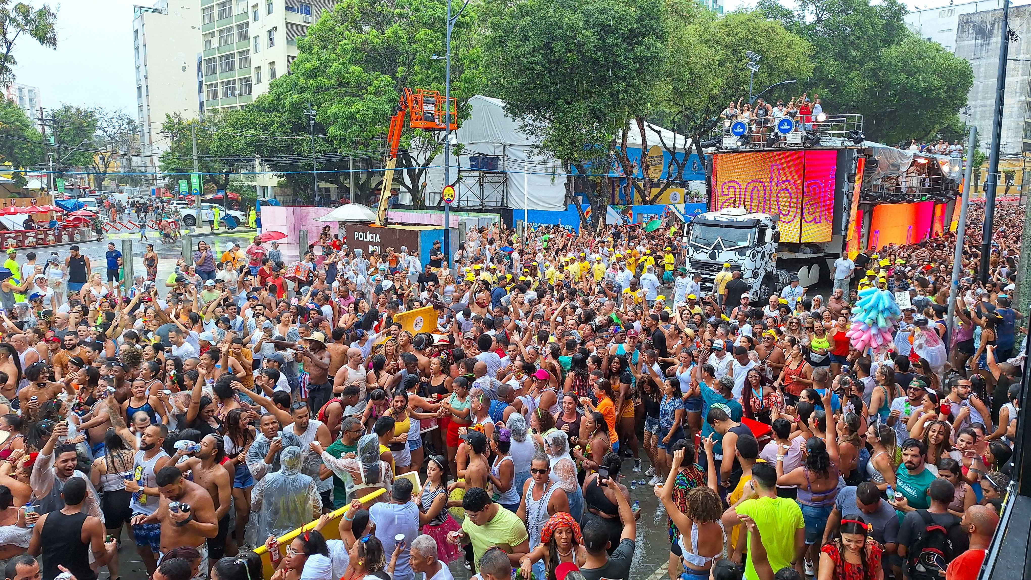 Multidão segue trio de Saulo na sexta-feira (9) em Salvador