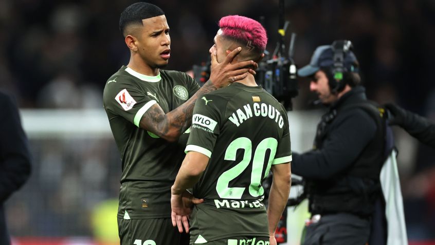 Savinho consola Yan Couto, que foi às lágrimas após falhas contra o Real Madrid / Florencia Tan Jun/Getty Images