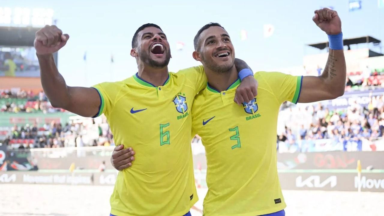 Brendo e Alisson comemoram vitória da Seleção Brasileira nas quartas de final da Copa do Mundo de Beach Soccer